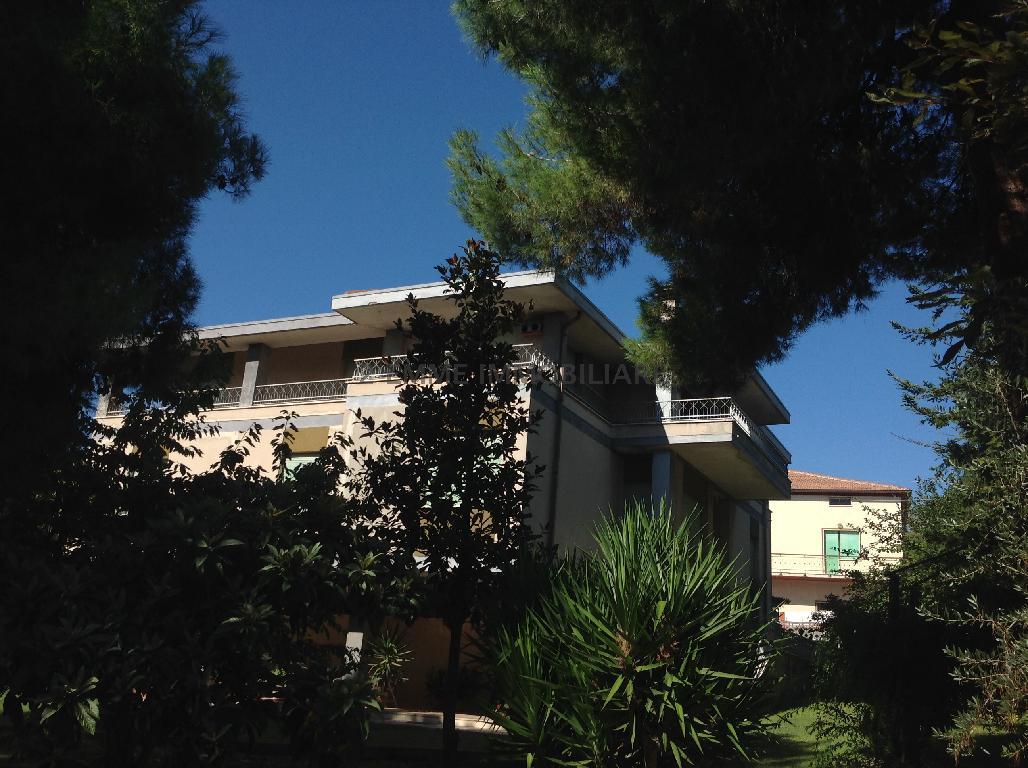 3858 - VILLA VENDITA NERETO ZONA CITTA' - € 350.000
