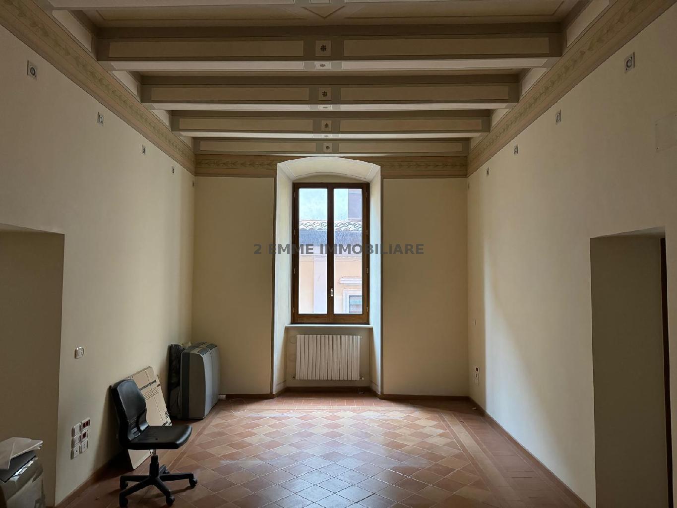 4713AF - UFFICIO AFFITTO ASCOLI PICENO ZONA CENTRO STORICO - € 1.900