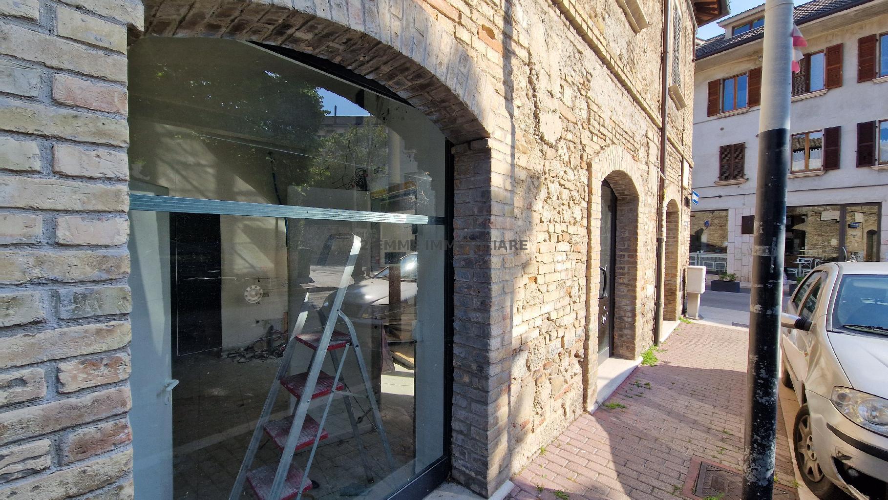 4874 - LOCALE COMMERCIALE VENDITA ASCOLI PICENO ZONA BORGO SOLESTA' - € 95.000