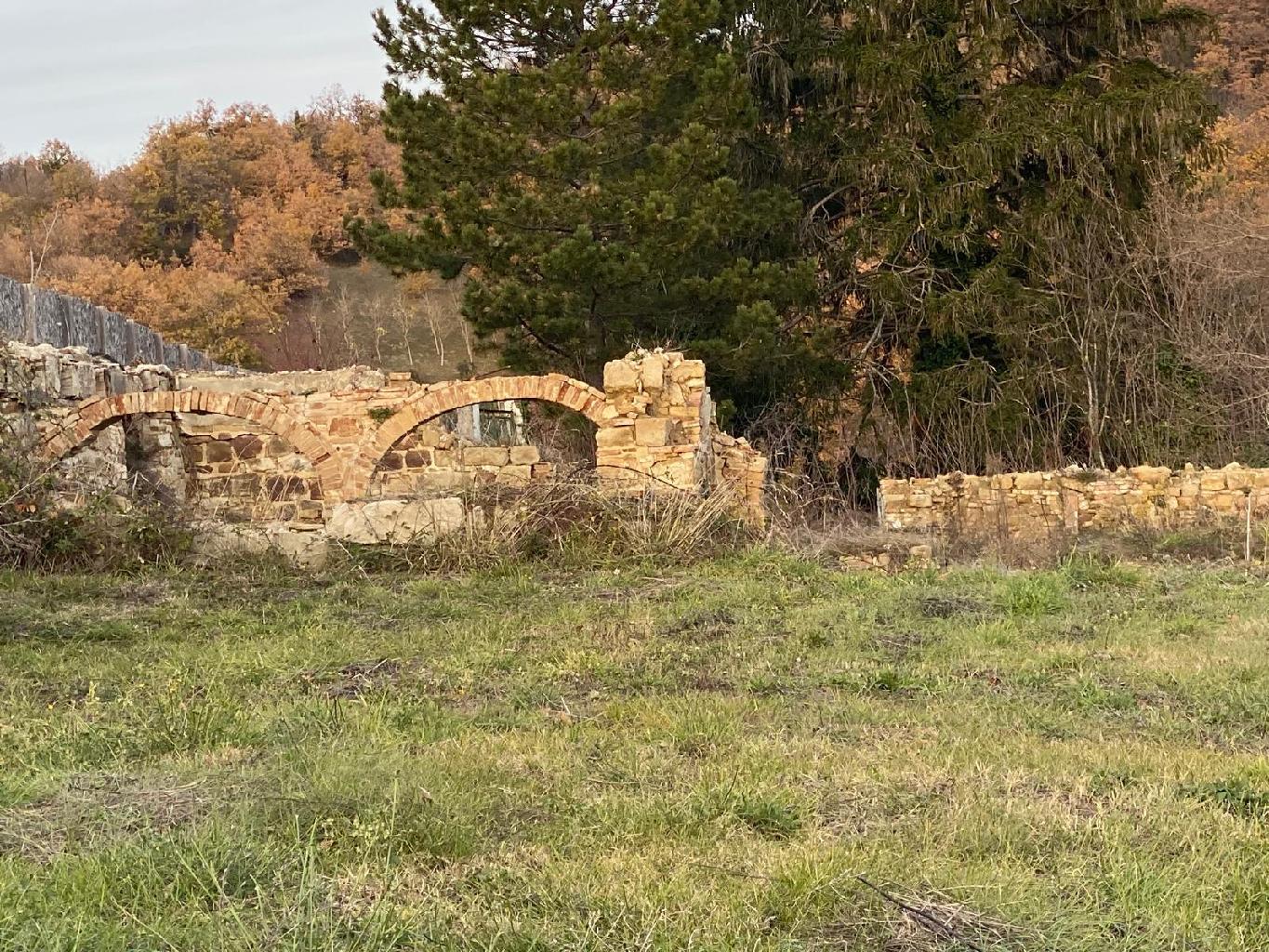 5040 - CASALE VENDITA CAMERINO ZONA CAMPAGNA - € 65.000